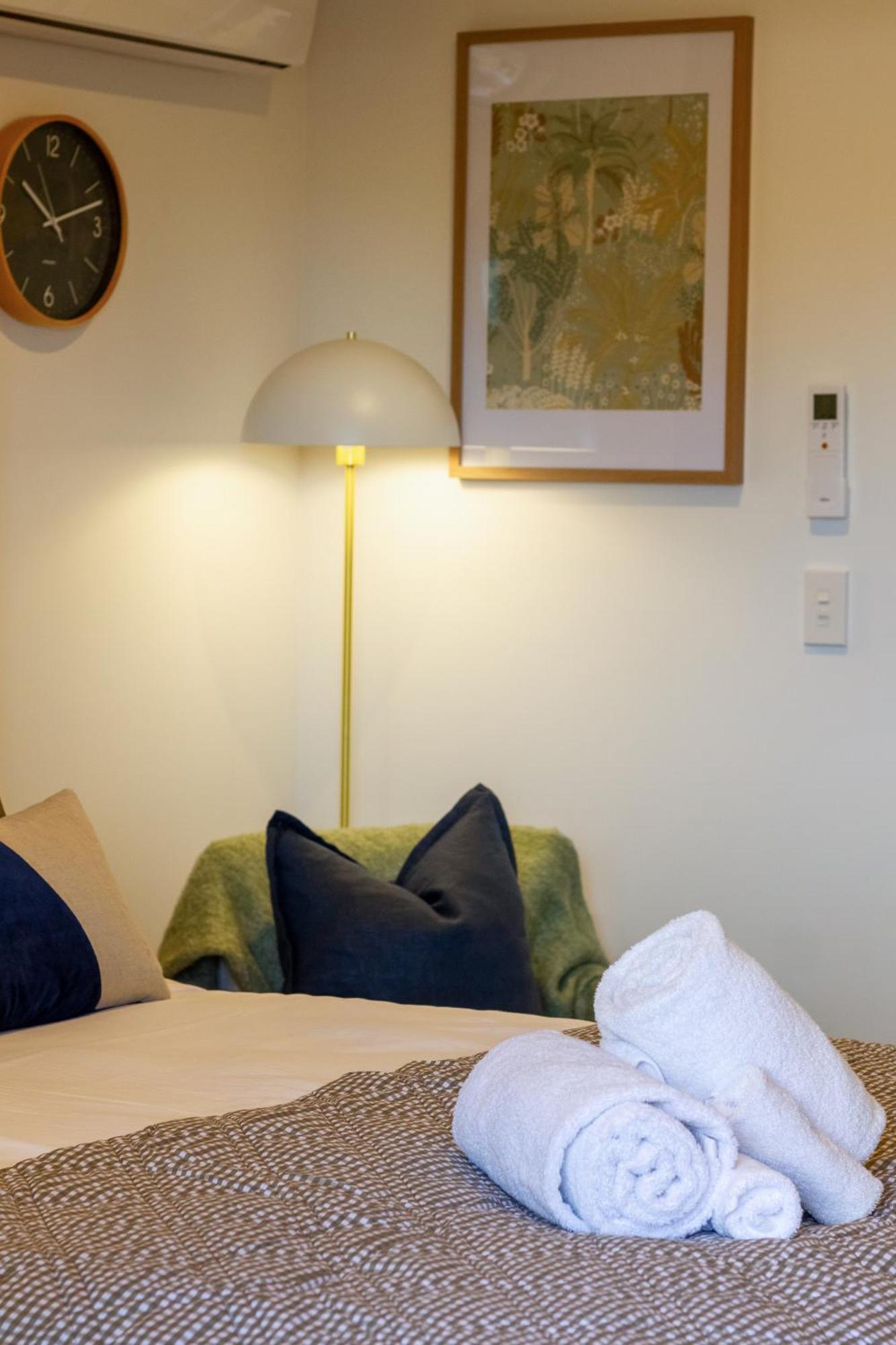 Downtown Comfort: Modern Studio With Backyard 基督城 外观 照片