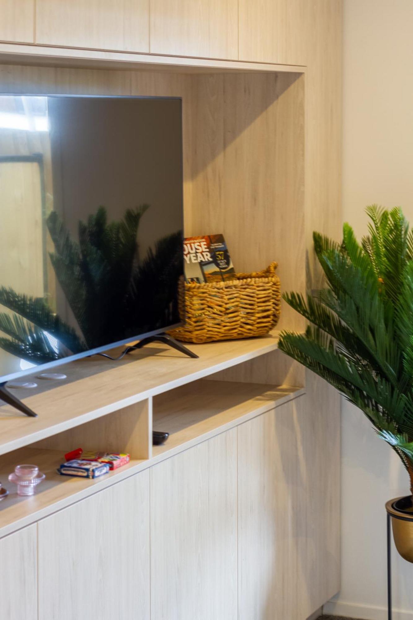 Downtown Comfort: Modern Studio With Backyard 基督城 外观 照片