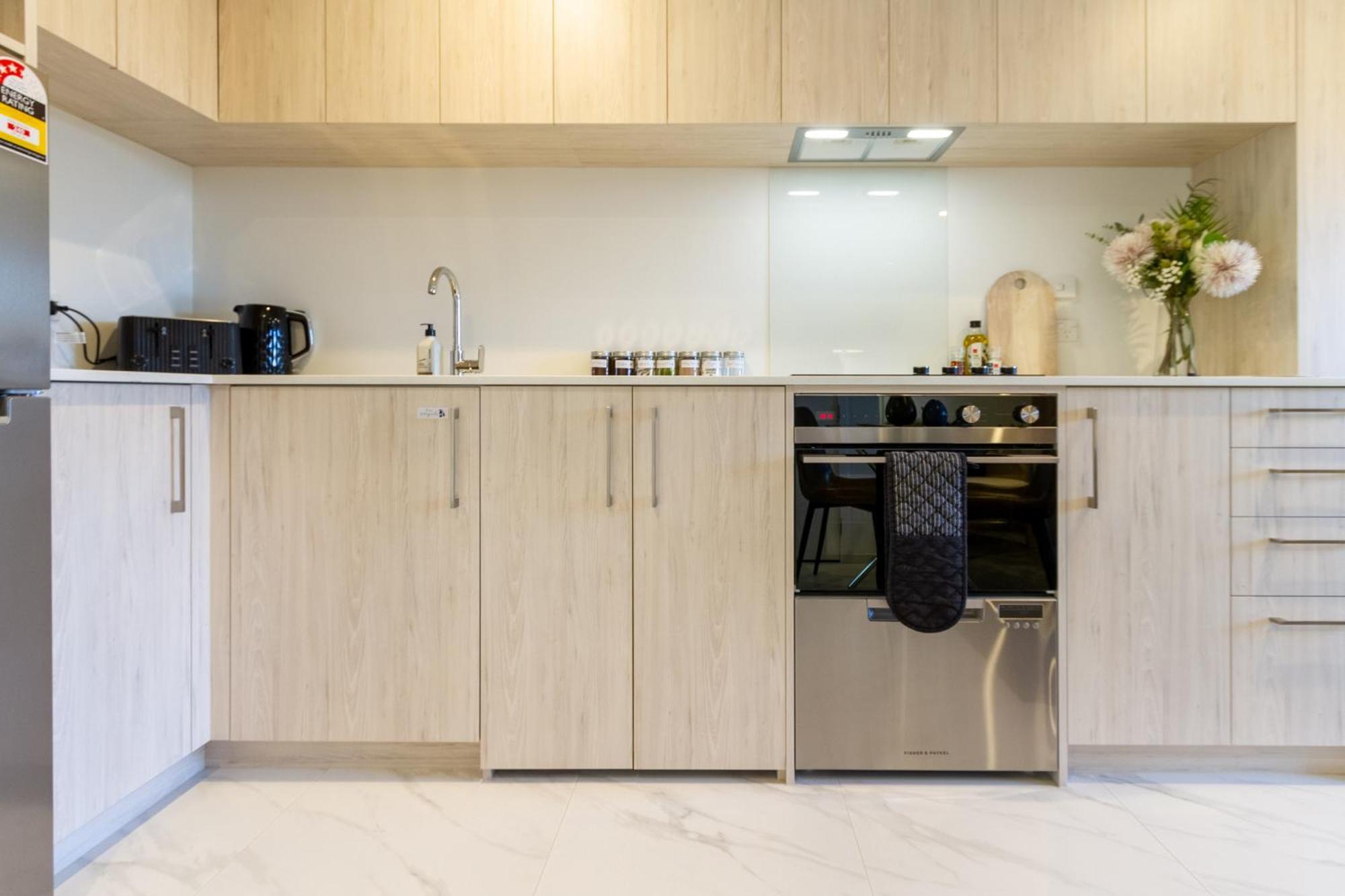 Downtown Comfort: Modern Studio With Backyard 基督城 外观 照片